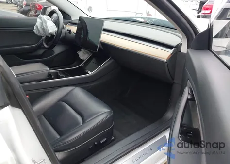 2018 Tesla Model 3 Long Range/Mid Range z USA, uszkodzony, nr VIN 5YJ3E1EA0JF062488